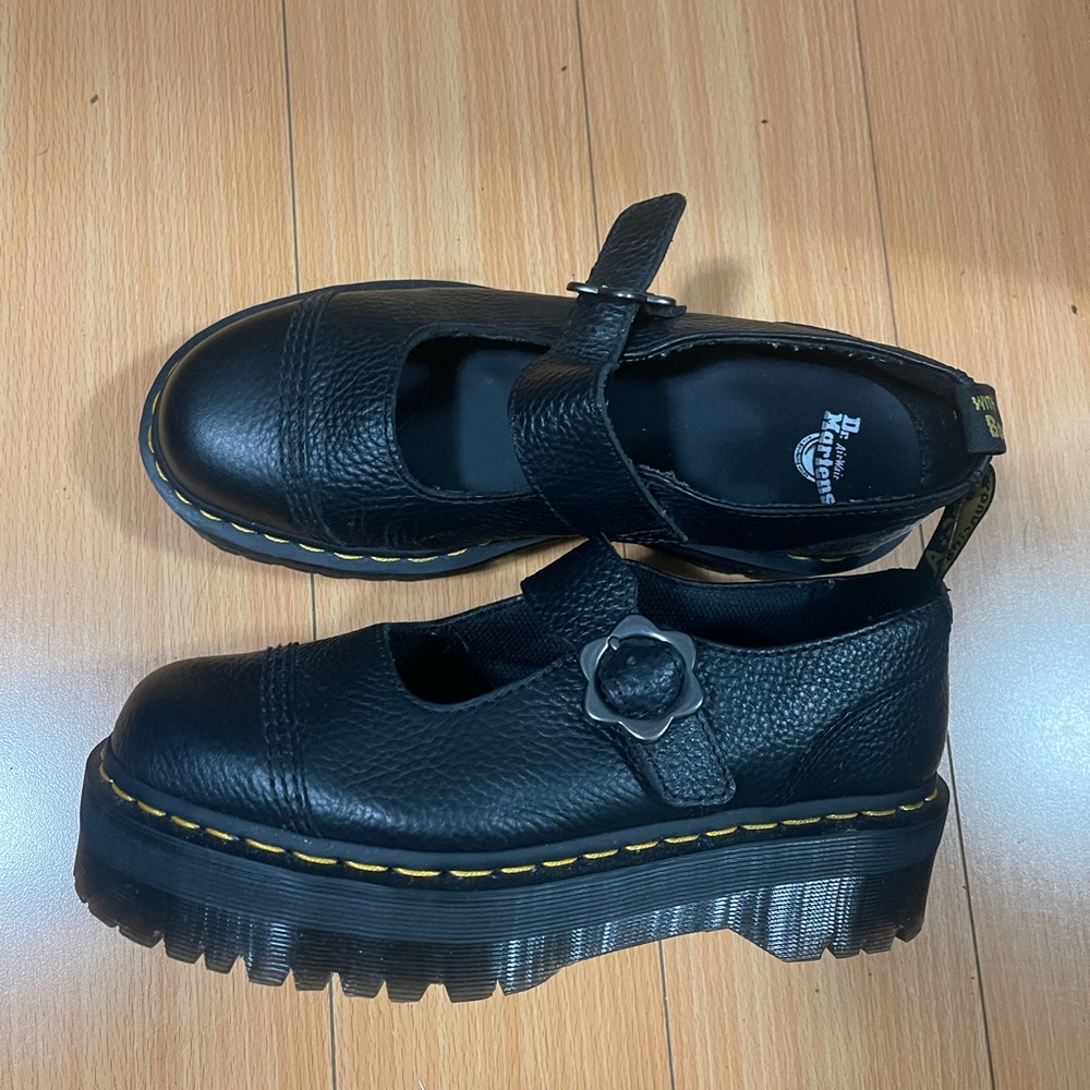 Dr. Martens women’s addina flower Mary Jane